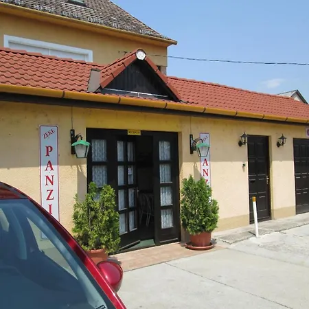Zeke Konukevi Vác